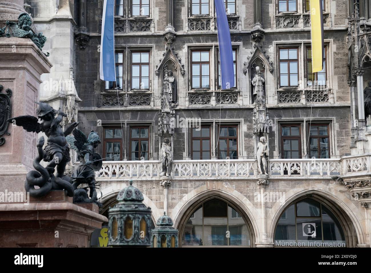 München, Deutschland. April 2024. Der leere Balkon des Rathauses, auf dem der FC Bayern München meist seine Meisterschaftsfeiern abhält, am Sonntagabend nach dem Sieg von Bayer Leverkusen. Quelle: Uwe Lein/dpa/Alamy Live News Stockfoto