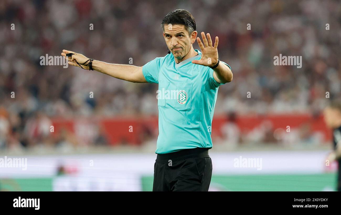 Stuttgart, Deutschland April 2024. Schiedsrichter Deniz Aytekin. 13.04.2024, Fussball, Bundesliga, VfB Stuttgart - Eintracht Frankfurt, GER, Stuttgart, MHPArena, Credit: HMB Media/Heiko Becker/Alamy Live News DFL-VORSCHRIFTEN VERBIETEN DIE VERWENDUNG VON FOTOGRAFIEN ALS BILDSEQUENZEN UND/ODER QUASI-VIDEO. Quelle: Heiko Becker/Alamy Live News Stockfoto