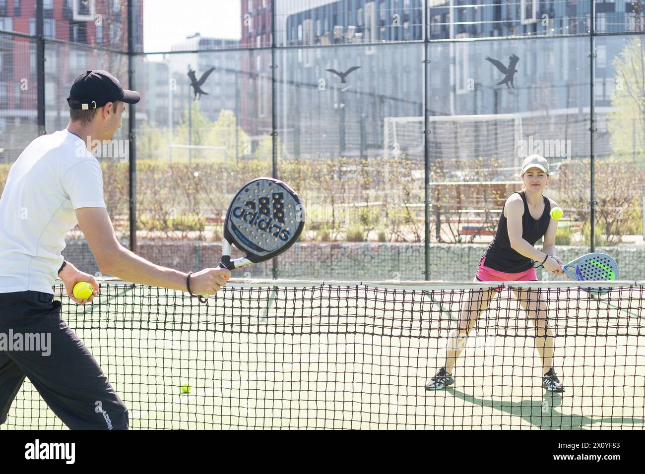 Ukraine Kiew, 02. April 2024. Padel Training Coach in einer Sitzung, Mentoring einer Schülerin, Förderung der Kompetenzentwicklung und eines positiven Lernens Stockfoto