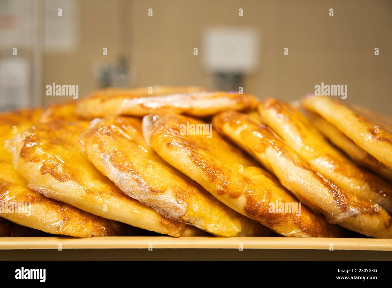 Hausgemachtes, frisch gebackenes glutenfreies Fladenbrot oder Pitta. Stockfoto