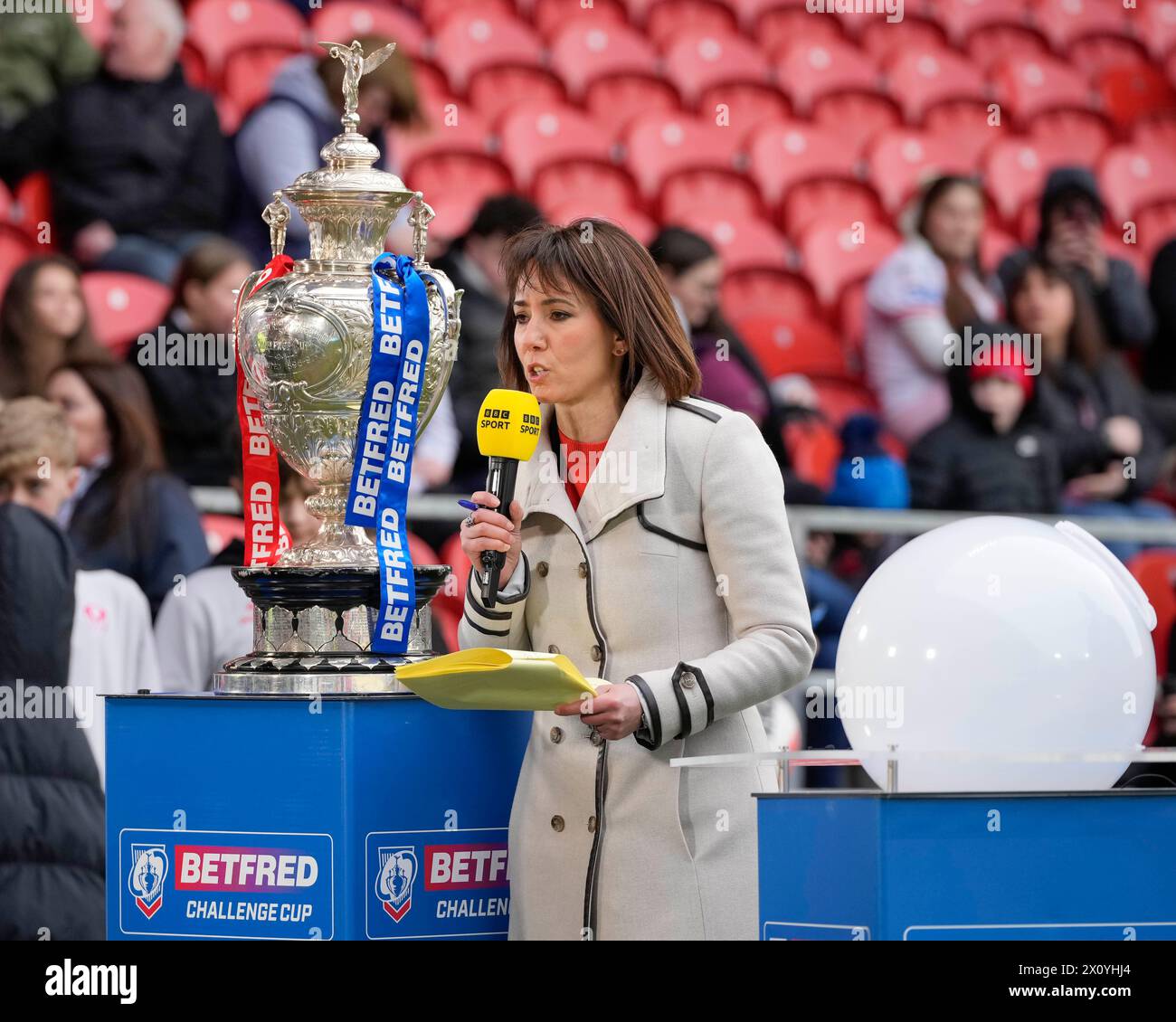 St Helens, Großbritannien. April 2024. Tanya Arnold von der BBC stellt die Auslosung für das Halbfinale des Challenge Cups während der Halbzeit des Betfred Challenge Cup Quarter Final Match St Helens gegen Warrington Wolves im Totally Wicked Stadium, St Helens, Großbritannien, 14. April 2024 vor (Foto: Steve Flynn/News Images) in St. Helens, Großbritannien am 14.04.2024. (Foto: Steve Flynn/News Images/SIPA USA) Credit: SIPA USA/Alamy Live News Stockfoto