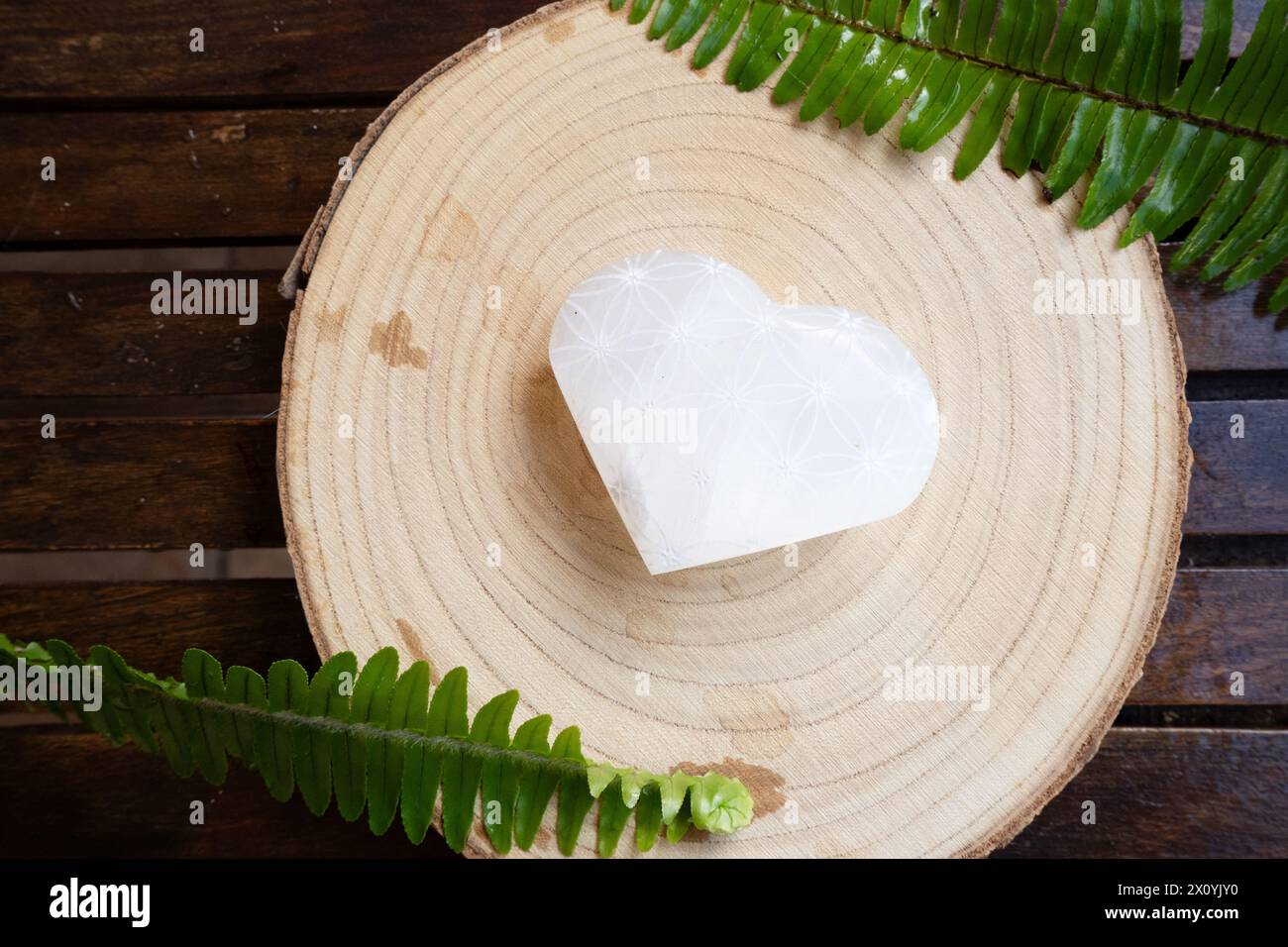 Herz aus Steinkristall mit Blume des Lebens Muster Stockfoto