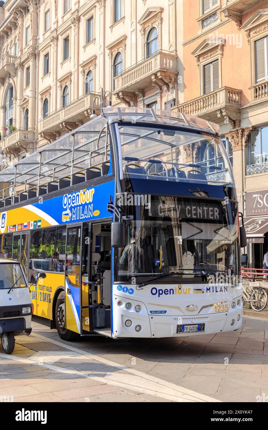 Mailand, Italien - 07. April 2018: Offener Doppeldeckerbus in der Nähe des Theaters La Scala in Mailand. Stockfoto