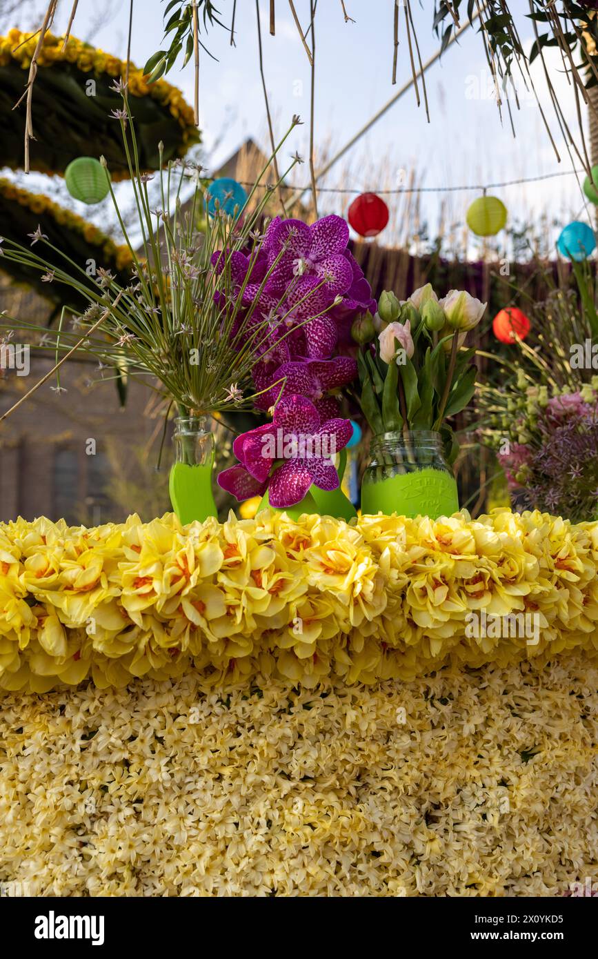 Noordwijkerhout, Niederlande - 21. April 2023: Blumenwagen vorbereitet für die abendliche beleuchtete Blumenparade Bollenstreek in Noordwijkerhout Stockfoto