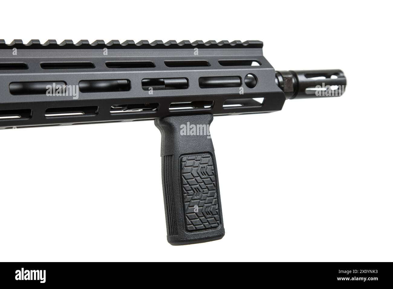 Nahaufnahme des zusätzlichen Griffs. Ein moderner automatischer Karabiner ohne Visier und mit zusätzlichem Griff. Isolieren auf weißem Hintergrund. Stockfoto