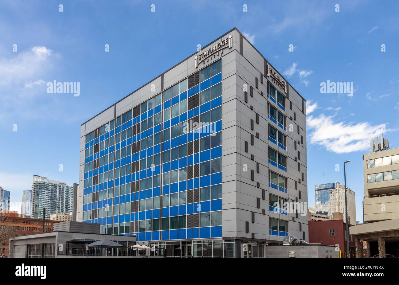 Denver, Colorado - 31. März 2024: Neu erbautes Staybridge Suites Hotel in der Innenstadt von Denver Stockfoto