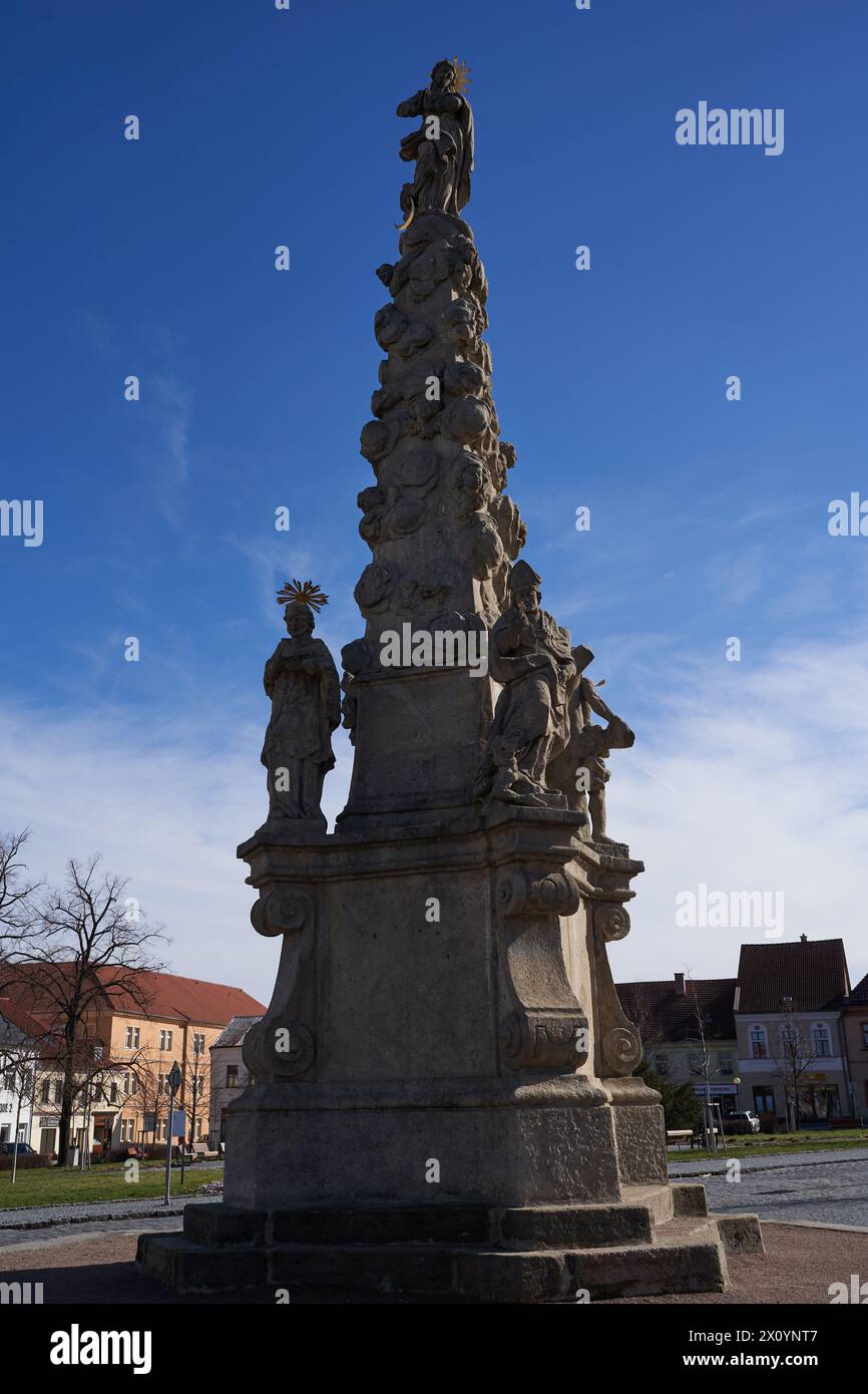 Caslav, Tschechische Republik - 24. Februar 2024 - die Marienpestsäule auf dem Zizka-Platz an einem sonnigen Wintertag Stockfoto