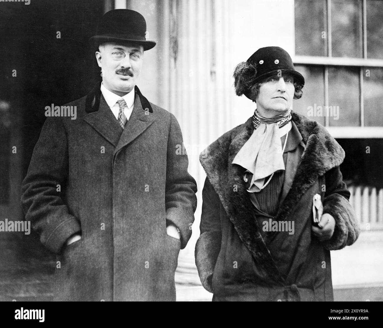 Prinzessin Edmond de Polignac von Frankreich (Winnaretta Singer) mit Graf L. de Sartiges, Berater der französischen Botschaft, vor dem Weißen Haus, nachdem er Präsident Coolidge gerufen hatte Stockfoto