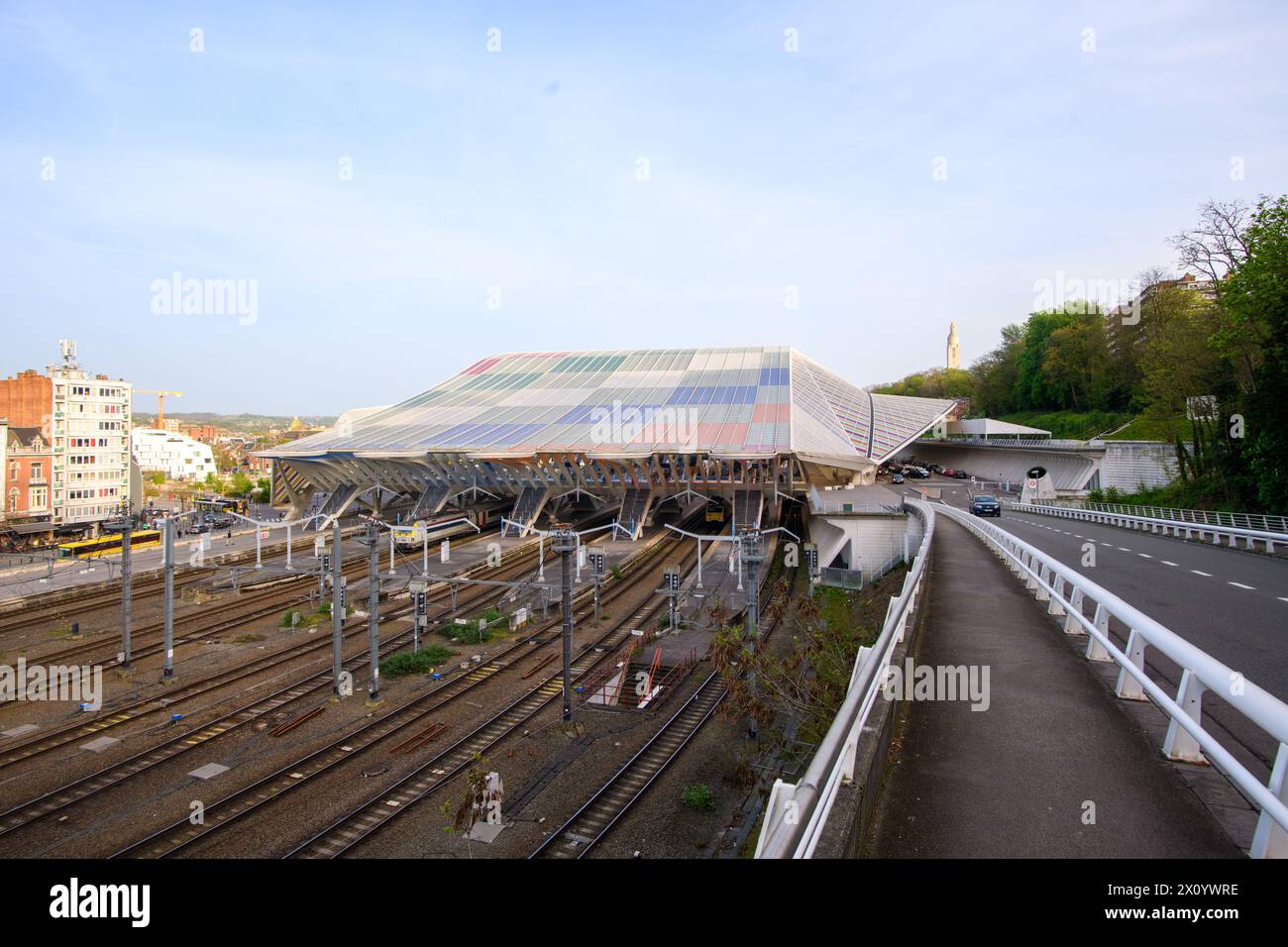 Dach des Bahnhofs Lüttich-Guillemins von Santiago Calatrava, coloriert vom französischen Konzeptkünstler Daniel Buren Stockfoto