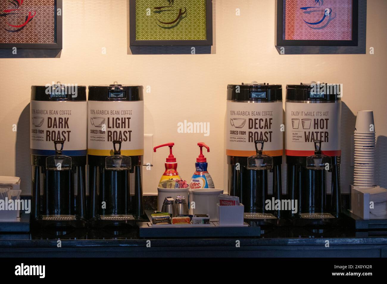 Kaffeeautomat in einem Regal in einem Hotel in South Carolina Stockfoto