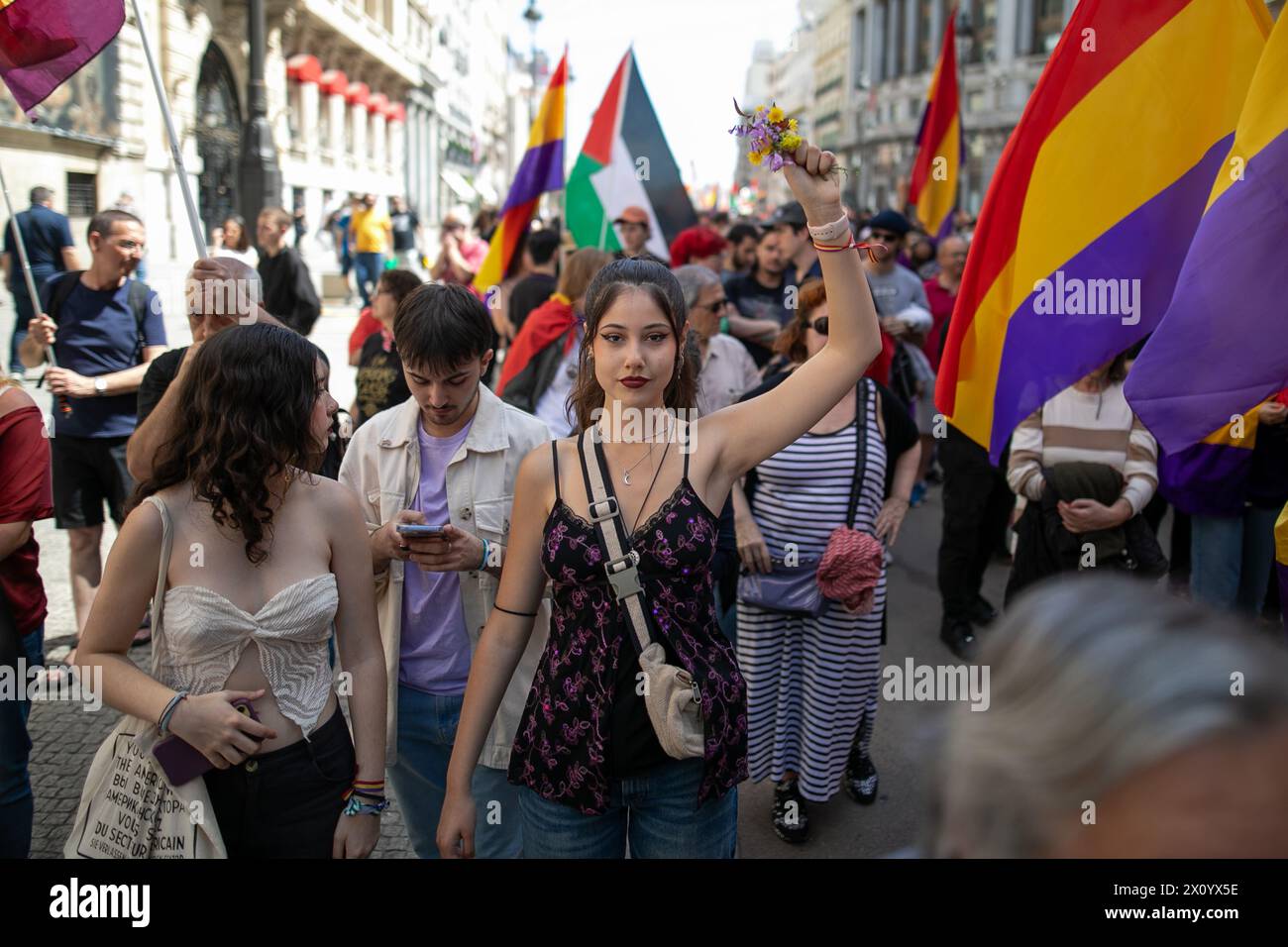 Madrid, Spanien. April 2024. Eine Frau hebt während einer Demonstration einen Blumenstrauß auf. Hunderte von Menschen haben im Zentrum von Madrid demonstriert, um dem 93. Jahrestag der Zweiten Spanischen Republik zu gedenken. Die zweite spanische Republik wurde am 14. April 1931 ausgerufen und 1936 durch einen Staatsstreich unterbrochen, der zu einem Bürgerkrieg führte. (Foto: David Canales/SOPA Images/SIPA USA) Credit: SIPA USA/Alamy Live News Stockfoto