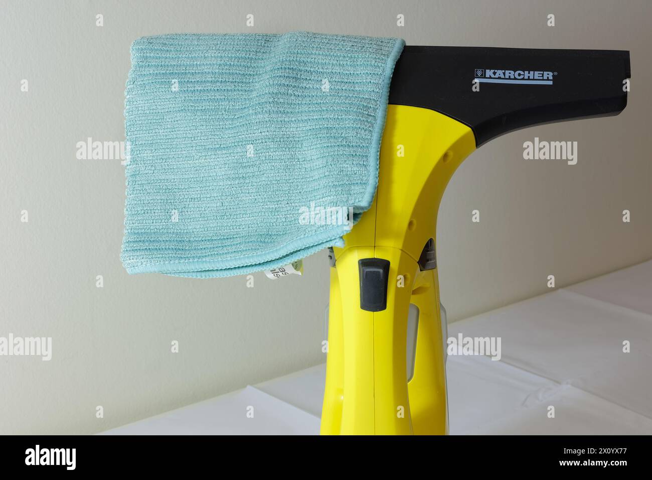 Elektrisches Fensterreinigungsgerät mit Mikrofasertuch Stockfoto