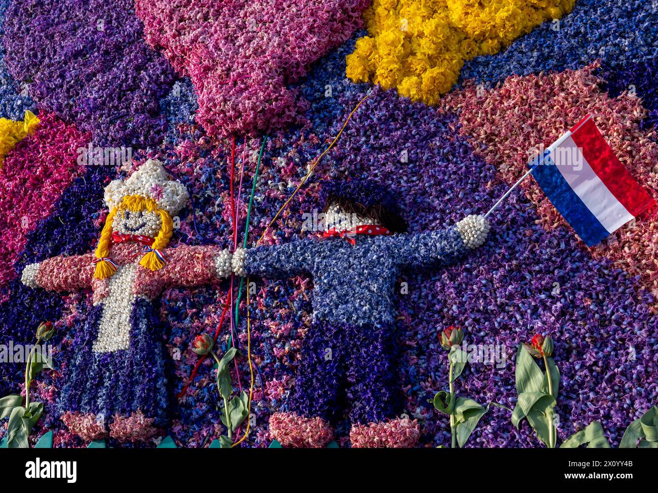 Noordwijkerhout, Niederlande - 21. April 2023: Dekorationen aus Tulpen und Hyazinthen vor der abendlichen beleuchteten Blumenparade Bollens Stockfoto