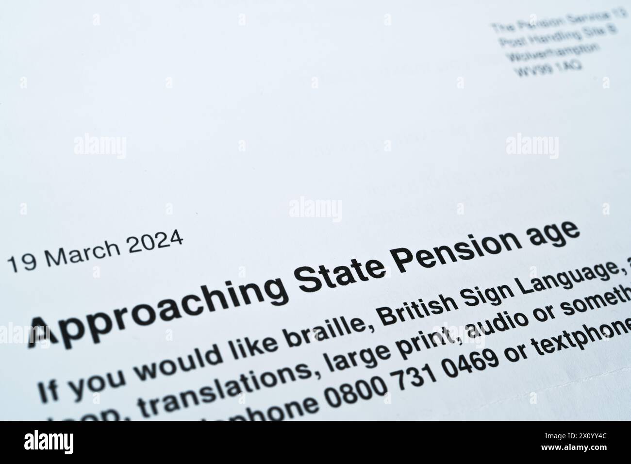 Brief der britischen Regierung mit dem Titel "annähernd staatliches Rentenalter" für diejenigen, die sich der Rente nähern. Stafford, Vereinigtes Königreich, 8. April, Stockfoto