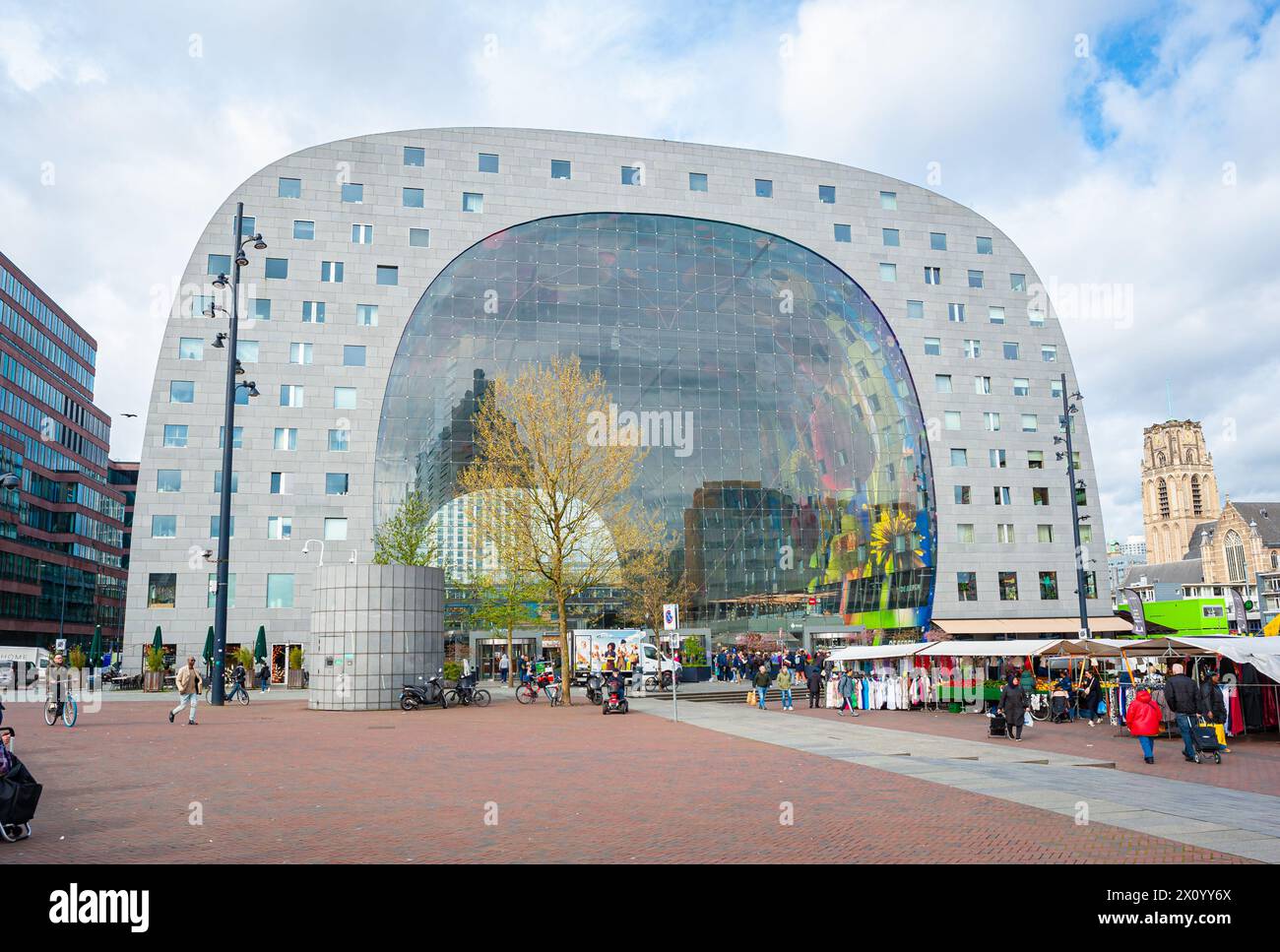 Berühmte Markthal (englisch Markthal), ein Wohn- und Bürogebäude mit einer Markthalle darunter in Rotterdam, Niederlande Stockfoto