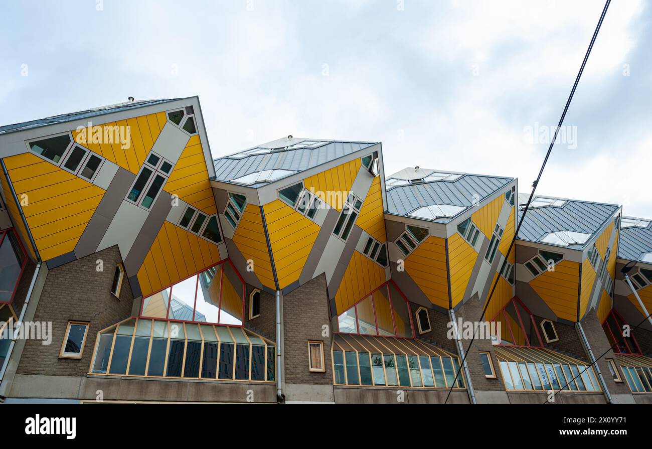 Gelbe Würfelhäuser in Rotterdam, Niederlande. Wohnhäuser, aber auch eine Touristenattraktion. Stockfoto