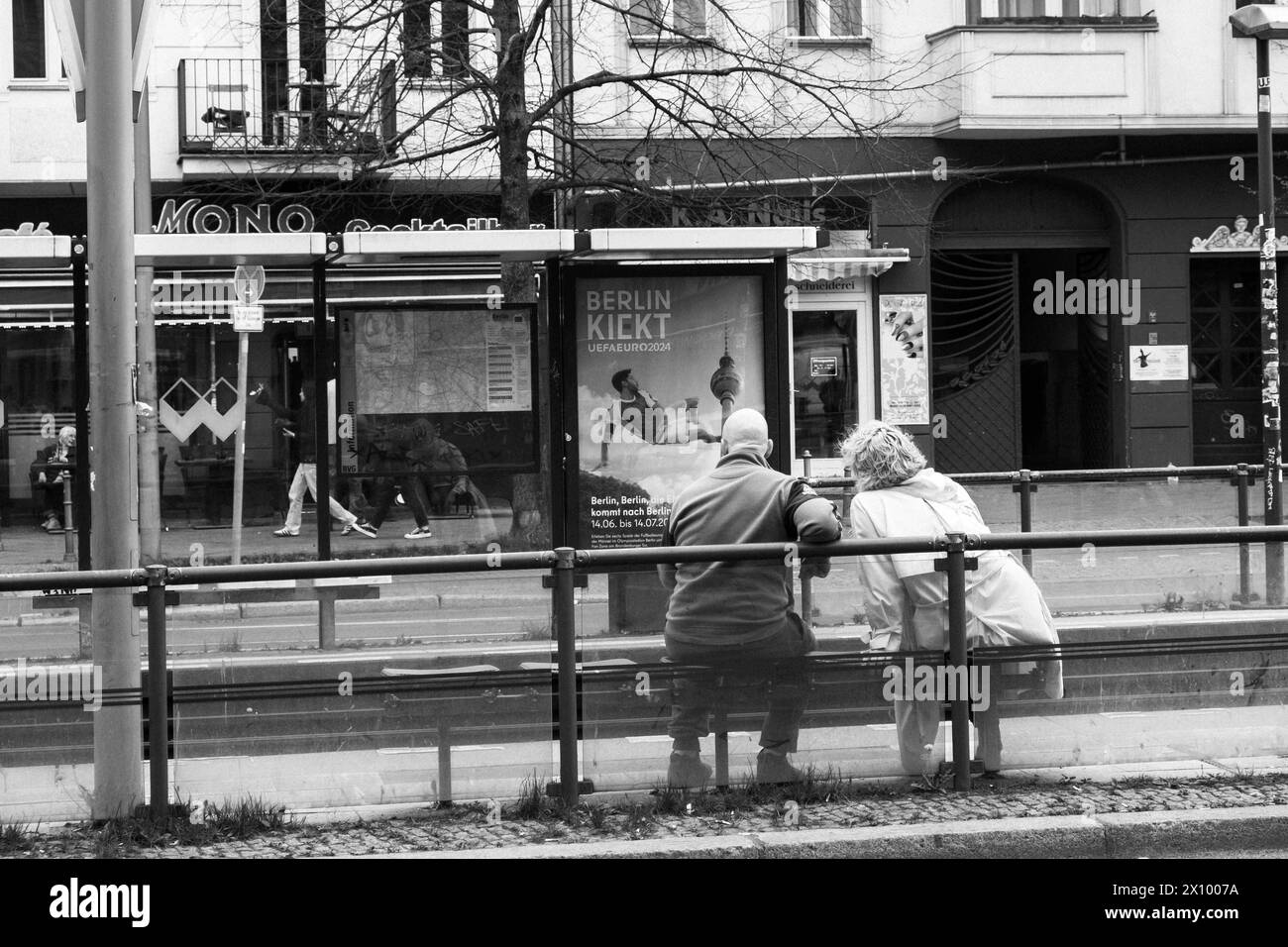 Paar wartet an einer Straßenbahnhaltestelle auf der Preznaluer Allee in Berlin-Prenzlauer Berg. / Paar wartet an einer Straßenbahnhaltestelle auf der Preznaluer Allee in Berlin-Prenzlauer Berg. Straßenbahnhaltestelle *** Paar wartet an einer Straßenbahnhaltestelle auf der Preznaluer Allee in Berlin Prenzlauer Berg Paar wartet an einer Straßenbahnhaltestelle auf der Preznaluer Allee in Berlin Prenzlauer Berg Straßenbahnhaltestelle S-P202404011041.jpg Stockfoto