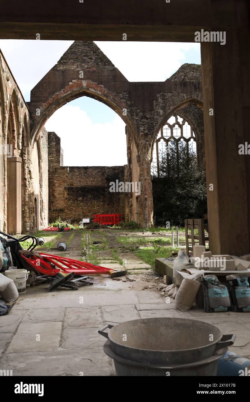 Bristol, England, 29. März 2024: Rekonstruktionsarbeiten in St. Peter's Church in Castle Park, Bristol Stockfoto