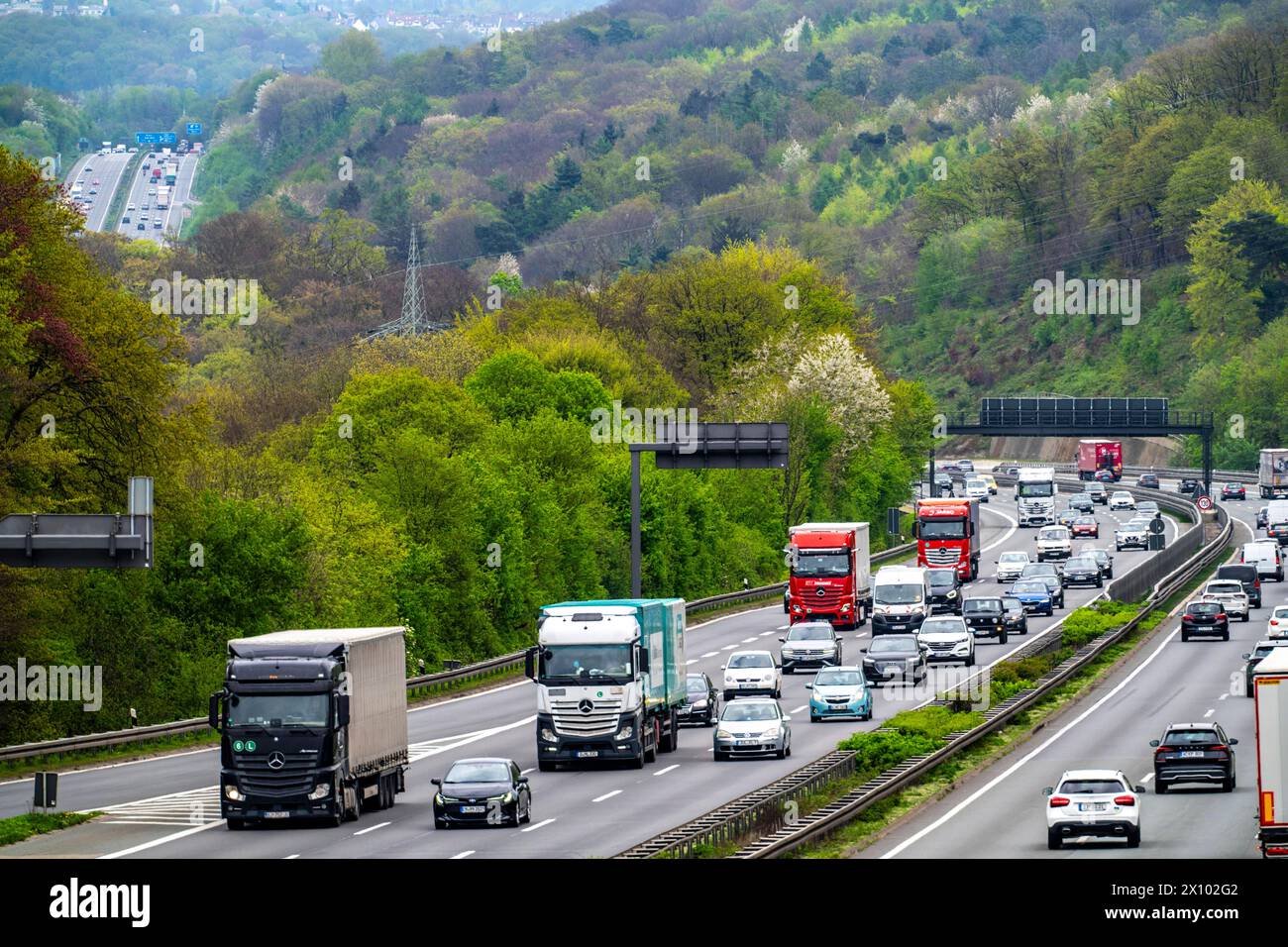 Autobahn A1 bei Wetter, Anschlussstelle Volmarstein, Blick nach Nordosten, hinten links die Anschlussstelle Hagen-West NRW, Deutschland, Autobahn A1 *** Autobahn A1 bei Wetter, Anschlussstelle Volmarstein, Blick nach Nordosten, hinten links die Anschlussstelle Hagen West NRW, Deutschland, Autobahn A1 Stockfoto