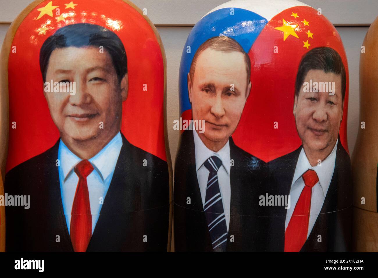 Moskau, Russland. April 2024. Porträts der Führer Xi Jinping und Wladimir Putin sind auf Matryoschka-Puppen abgebildet, die auf einer Theke eines Souvenirshops im Zentrum von Moskau, Russland, zu sehen sind Stockfoto