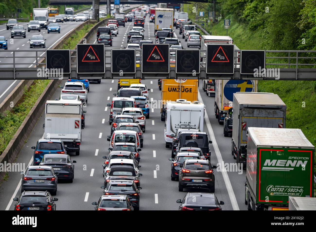 Die Autobahn A3, dichter Verkehr auf 8 Spuren, inkl. Des temporär freigegebenen Standstreifen