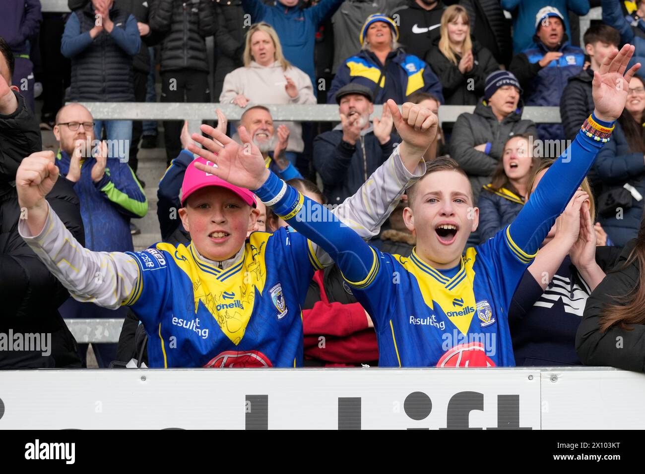 =die Fans der Young Warrington Wolves feiern den Sieg nach dem Viertelfinale des Betfred Challenge Cup St. Helens gegen Warrington Wolves im Totally Wicked Stadium, St Helens, Großbritannien, 14. April 2024 (Foto: Steve Flynn/News Images) Stockfoto