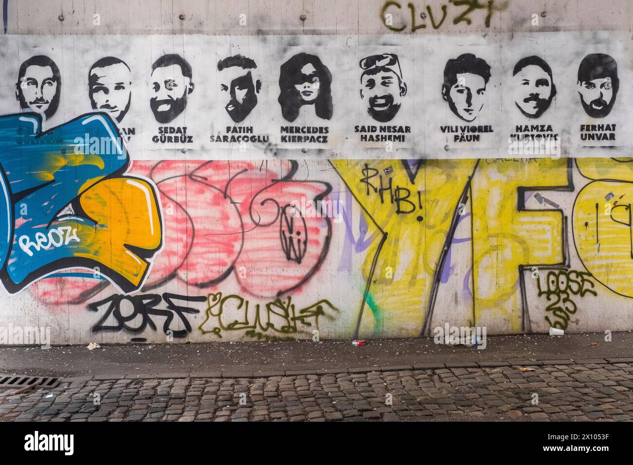 Die Namen und Porträts der neun Menschen, die von einem rechten Terroristen bei einem rassistisch motivierten Angriff in Hanau ermordet wurden Stockfoto