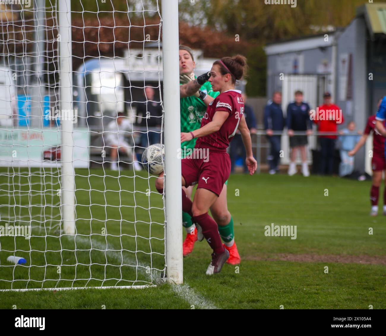 Bourne, Großbritannien. , . Northampton's Jade Bell erzielt 1-1 Punkte in der Womens National League Div 1 Peterborough United gegen Northampton Town Women Credit: Clive Stapleton/Alamy Live News Stockfoto