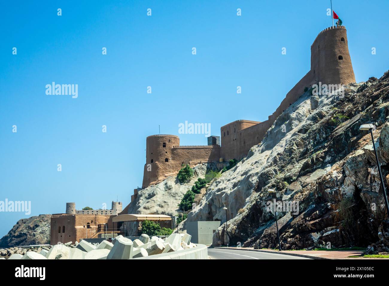 Blick auf die arabischen Burgen Al Mirani und Al Jalali, die auf den Felsen stehen, Muscat, Oman Stockfoto