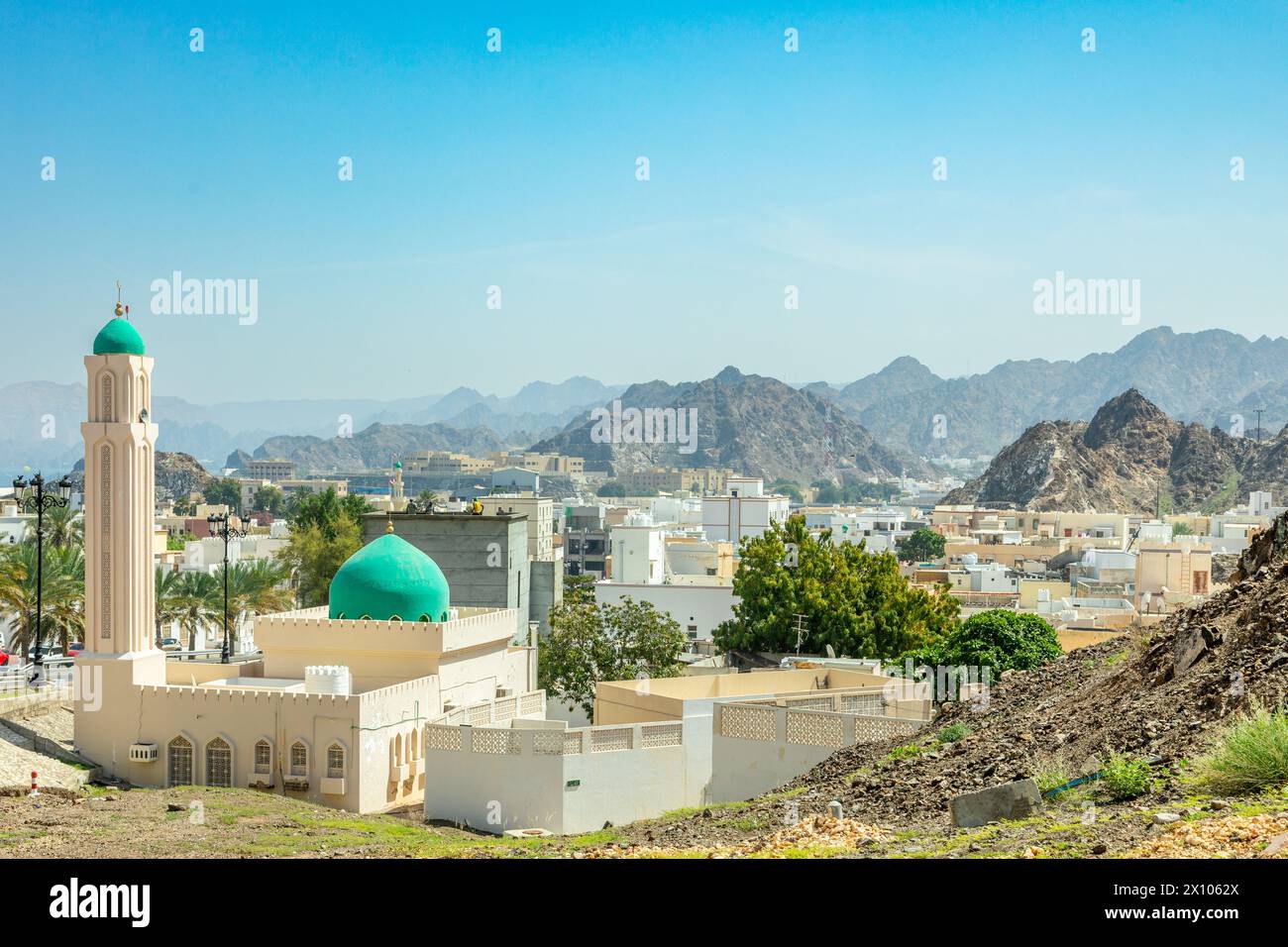 Muscat Takia historische Innenstadt Straßen Übersicht Panorama mit grünen Moschee einige und Felsen im Hintergrund, Oman Stockfoto
