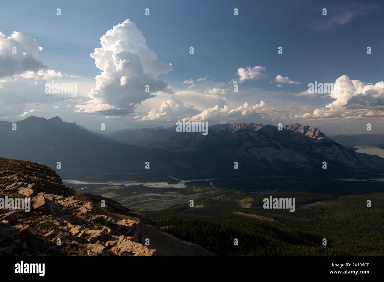 Am östlichen Rand der Alberta Rocky Mountains im Jasper National Park bilden sich dramatische Kumulus-Sturmwolken. Stockfoto