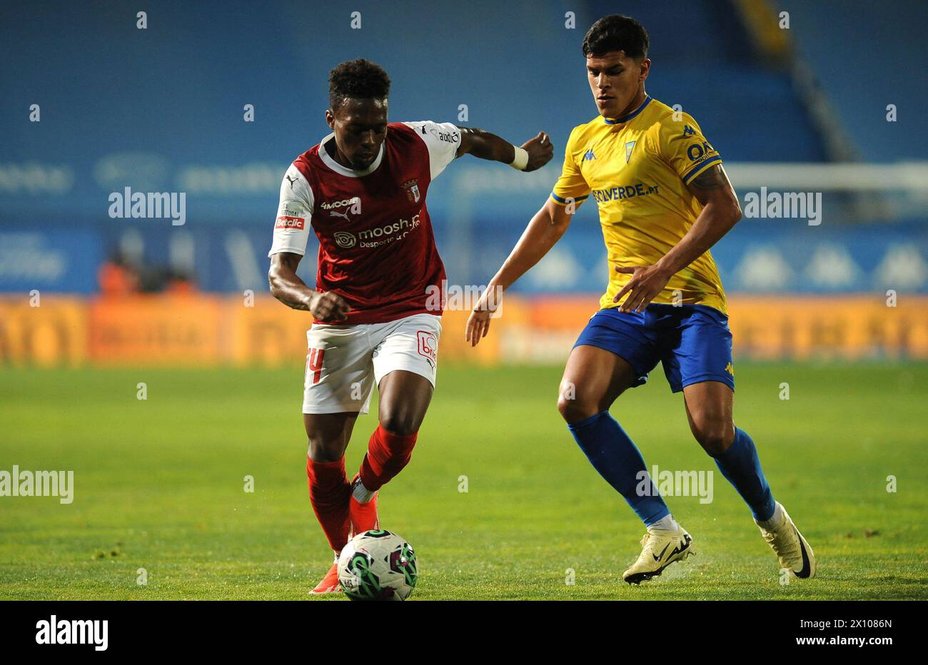 Estoril, Portugal. April 2024. Estoril, 13/2024 - Estoril Praia hat heute Abend den SC Braga im Antonio Coimbra da Mota Stadion in Estoril ausgetragen, in einem Spiel, das für die 29. Runde der I League der Saison 2023/2024 zählt. Alvaro Djalo (Álvaro Isidoro/Global Imagens) Credit: Atlantico Press/Alamy Live News Stockfoto