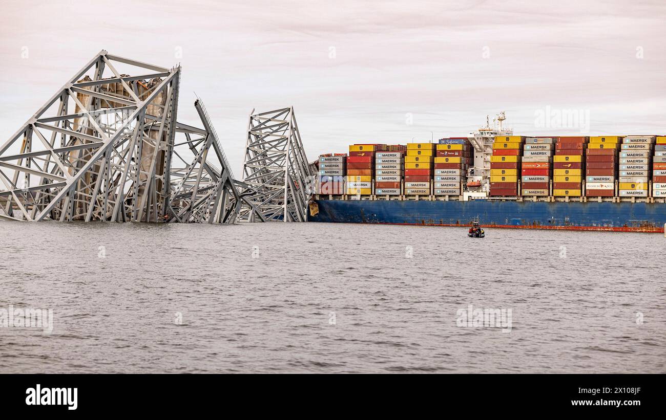 Dundalk, Vereinigte Staaten von Amerika. März 2024. Der verschlungene Frachtträger MV Dali, der am 27. März 2024 in den Stahlträgern der eingestürzten Francis Scott Key Bridge auf dem Fort McHenry Kanal in der Nähe von Dundalk, Maryland, eingehüllt wurde. Am frühen Morgen des 26. März brach das 984-Fuß-Containerschiff auf die Brücke ein und tötete sechs Arbeiter und schloss den Hafen von Baltimore. Quelle: Dave Adams/USACE/Alamy Live News Stockfoto