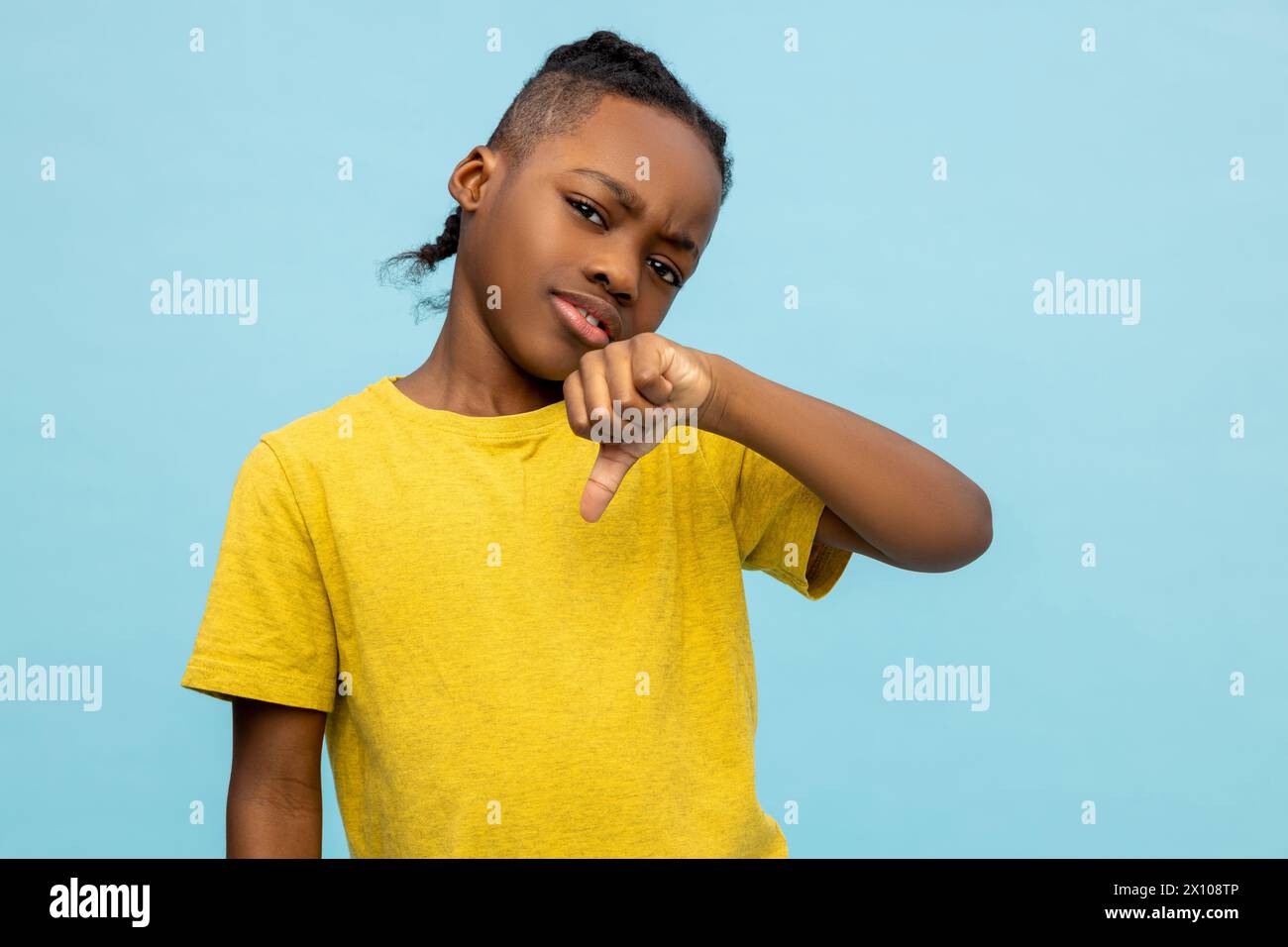 Enttäuschter afroamerikanischer kleiner Junge, der eine unliebsame Geste zeigt Stockfoto