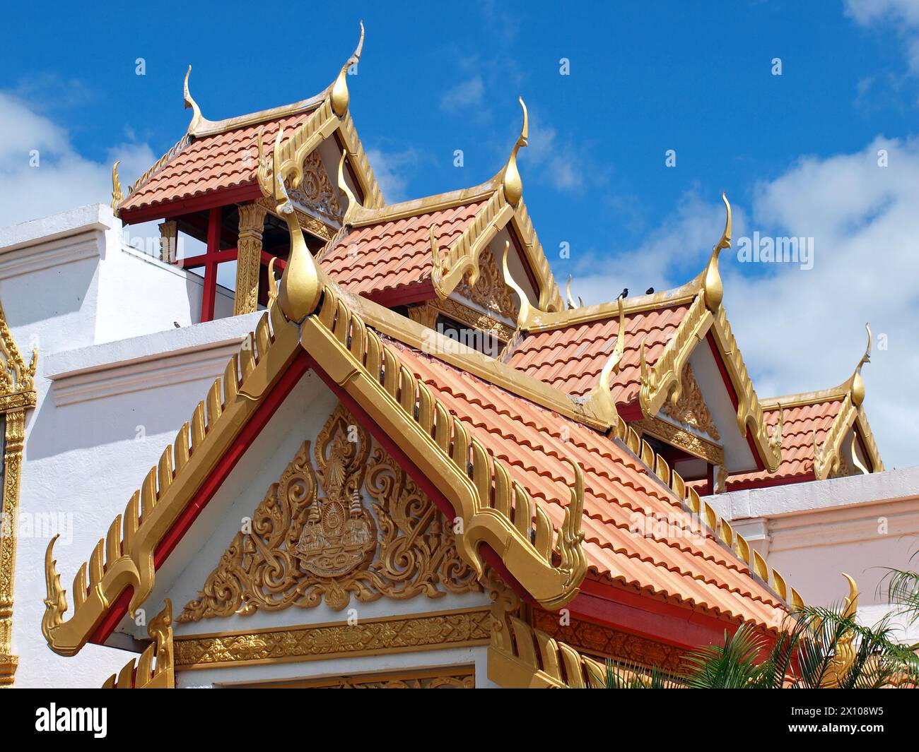 Miami, Florida, USA - 14. April 2024: Thailändische Architektur des Wat Buddharangsi Buddhist Temple. Stockfoto