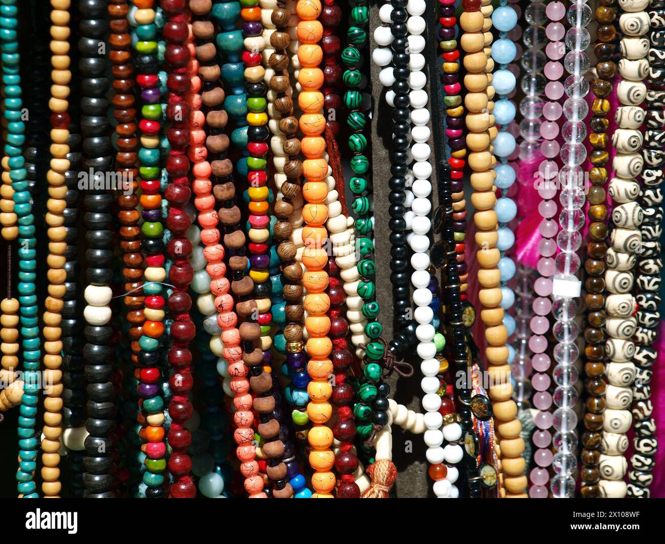 Bunte Halsketten zum Verkauf auf einer Messe. Kunst und Kunsthandwerk Hintergrund oder Textur. Stockfoto