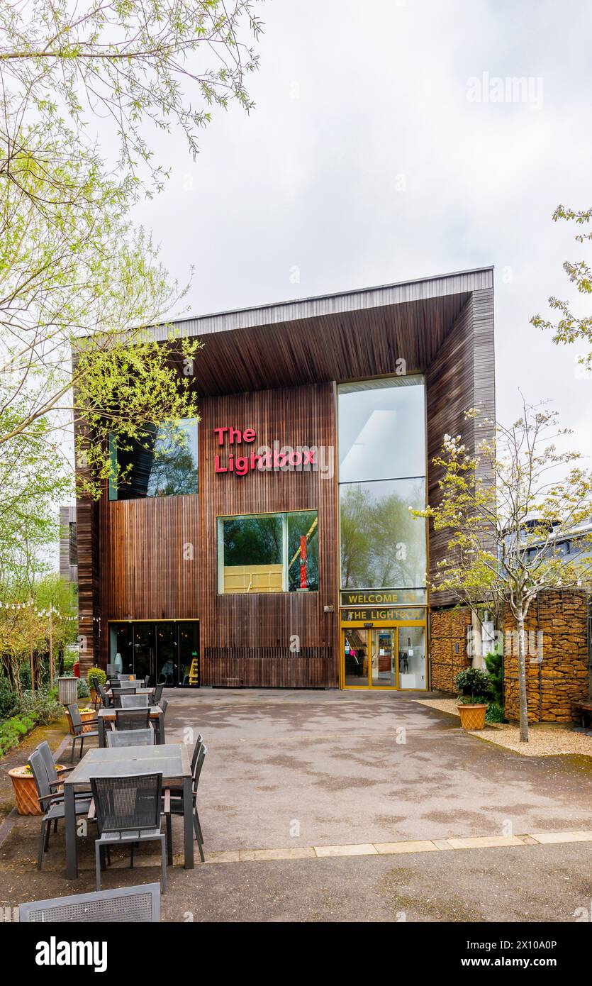 The Lightbox, eine moderne Kunstgalerie und ein Gemeinschaftsprojekt im Stadtzentrum von Woking, einer Stadt in Surrey, England Stockfoto