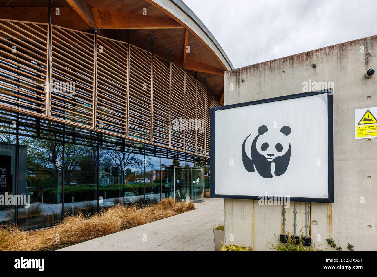 Das Modern Architecture World Wide Fund for Nature (WWF) Hauptquartier, das Living Planet Centre, im Zentrum von Woking, einer Stadt in Surrey, England Stockfoto