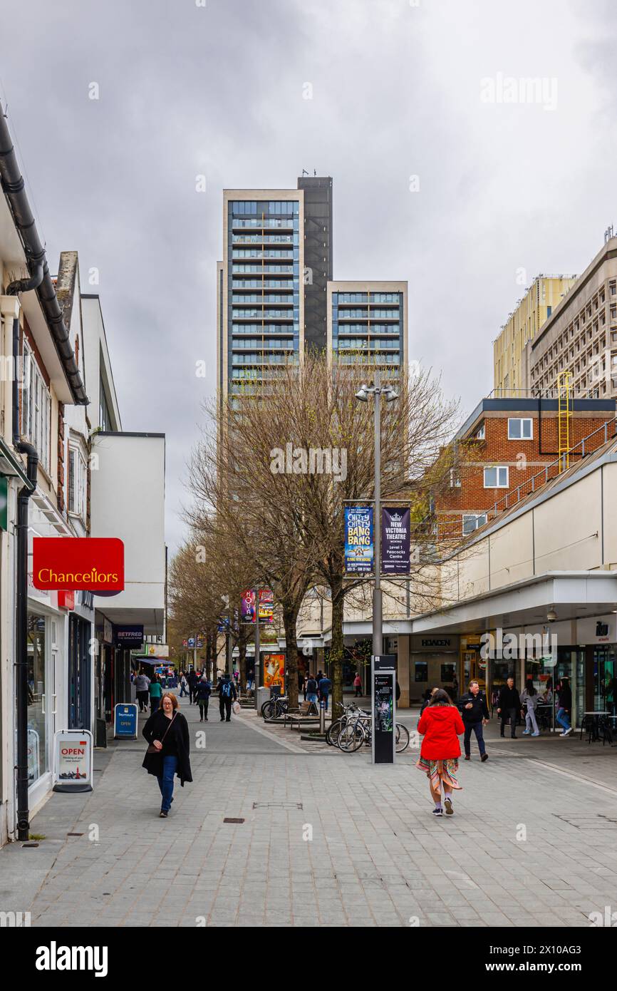 Kommerzielle Straße mit Geschäften und Büros in der Fußgängerzone von Woking, einer Stadt in Surrey, England Stockfoto