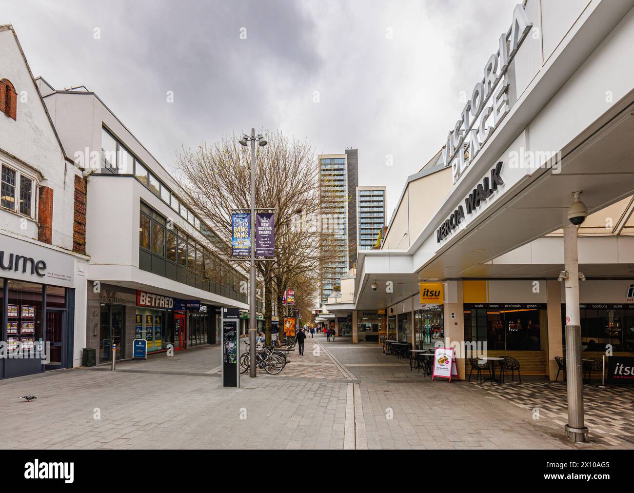 Kommerzielle Straße mit Geschäften und Restaurants in der Fußgängerzone von Woking, einer Stadt in Surrey, England Stockfoto