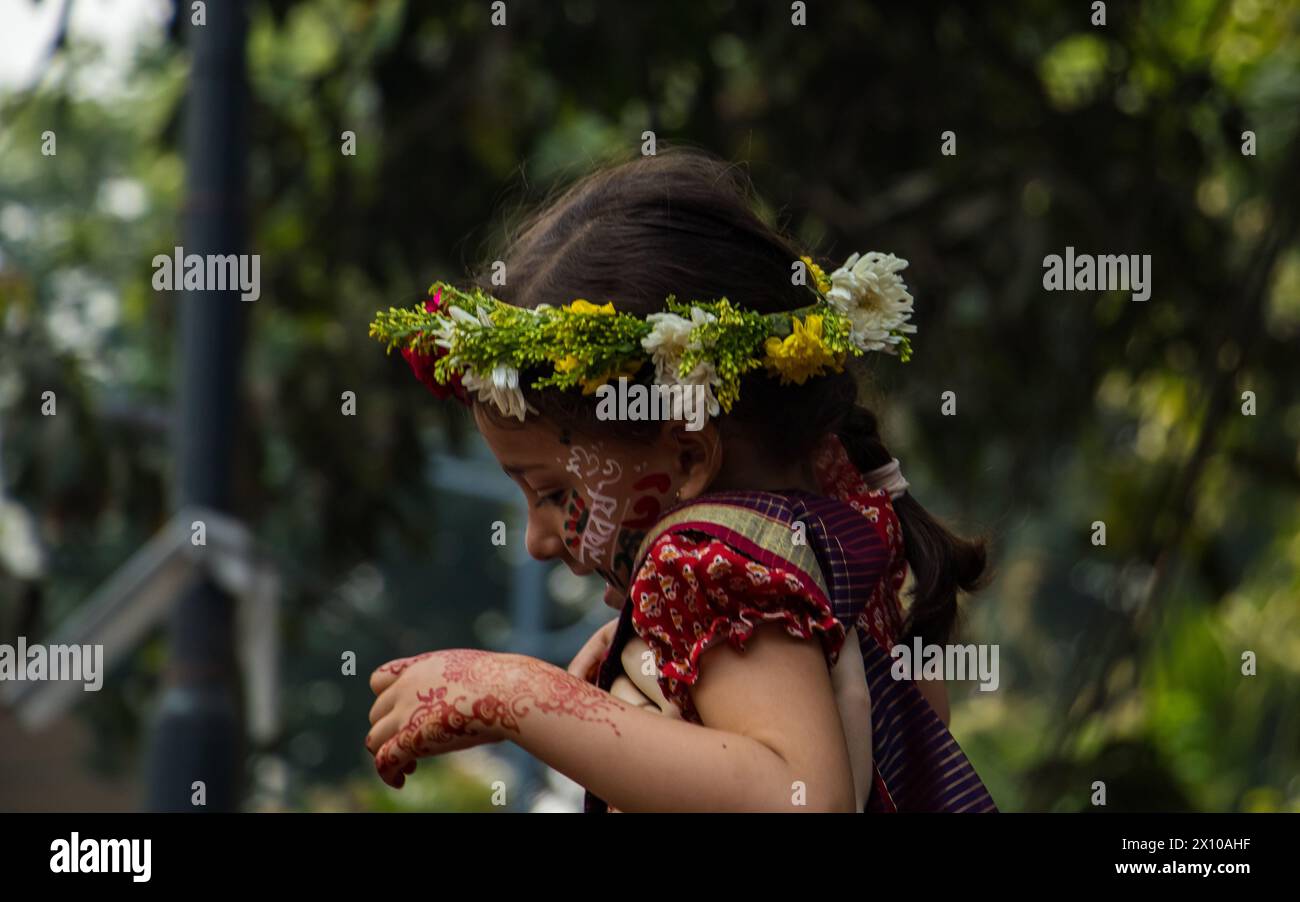 Bangla Noborsho 2024 feiert das bengalische Neujahr in Bangladesch und Westbengalen. Zu den Festlichkeiten gehören kulturelle Veranstaltungen, traditionelle Speisen und V Stockfoto