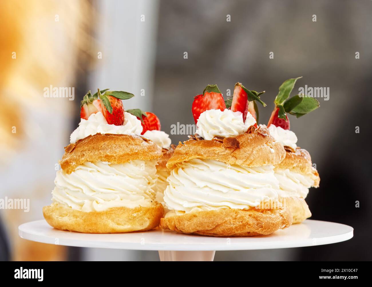 Nahaufnahme von Kränzen mit Eigelb-Creme, Schlagsahne und frischen Erdbeeren auf dem Street Food Farmers Market im Zentrum von Prag, Tschechisch. Stockfoto