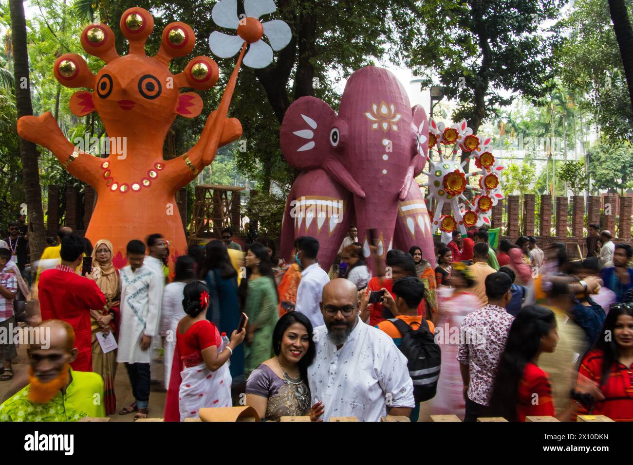 Bangla Noborsho 2024 feiert das bengalische Neujahr in Bangladesch und Westbengalen. Zu den Festlichkeiten gehören kulturelle Veranstaltungen, traditionelle Speisen und V Stockfoto