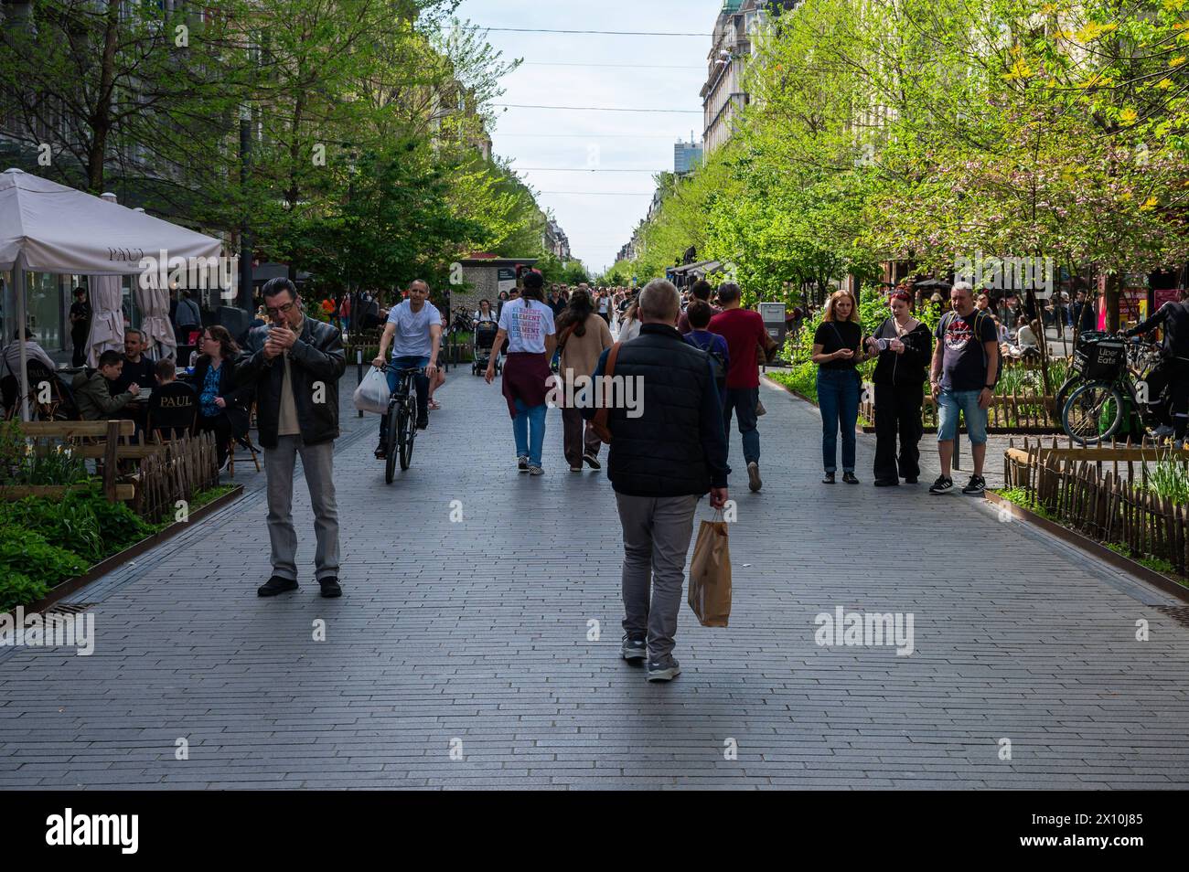 Stadtzentrum von Brüssel, Belgien - 13. April 2024 - Menschen, die die Fußgängerzone an der Straße Anspach entlang laufen Stockfoto