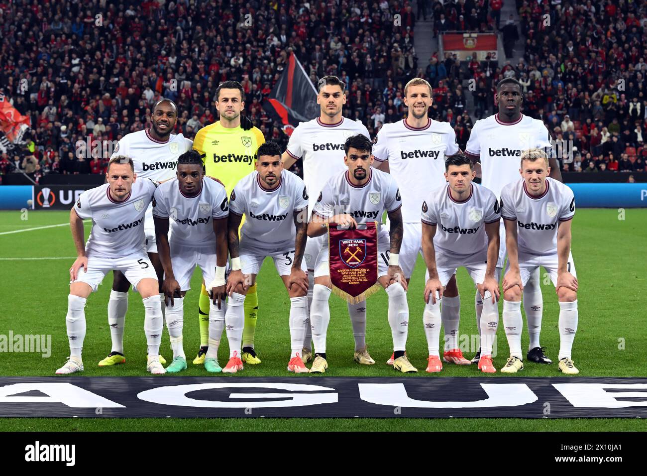 LEVERKUSEN - (zurück lr) Kurt Zouma von West Ham United FC, West Ham United FC Torhüter Lukasz Fabianski, Konstantinos Mavropanos von West Ham United FC, Tomas Soucek von West Ham United FC, Michail Antonio von West Ham United FC (Front lr) James Ward Prowse von West Ham United FC, Mohammed Kudus von West Ham United FC, Emerson von West Ham United FC, Lucas Paqueta von West Ham United FC, Aaron Cresswell von West Ham United FC, Vladimir Coufal von West Ham United FC während des Viertelfinalspiels der UEFA Europe League zwischen Bayer 04 Leverkusen und West Ham United am 11. April 2024 in Leverkus in der BayArena Stockfoto