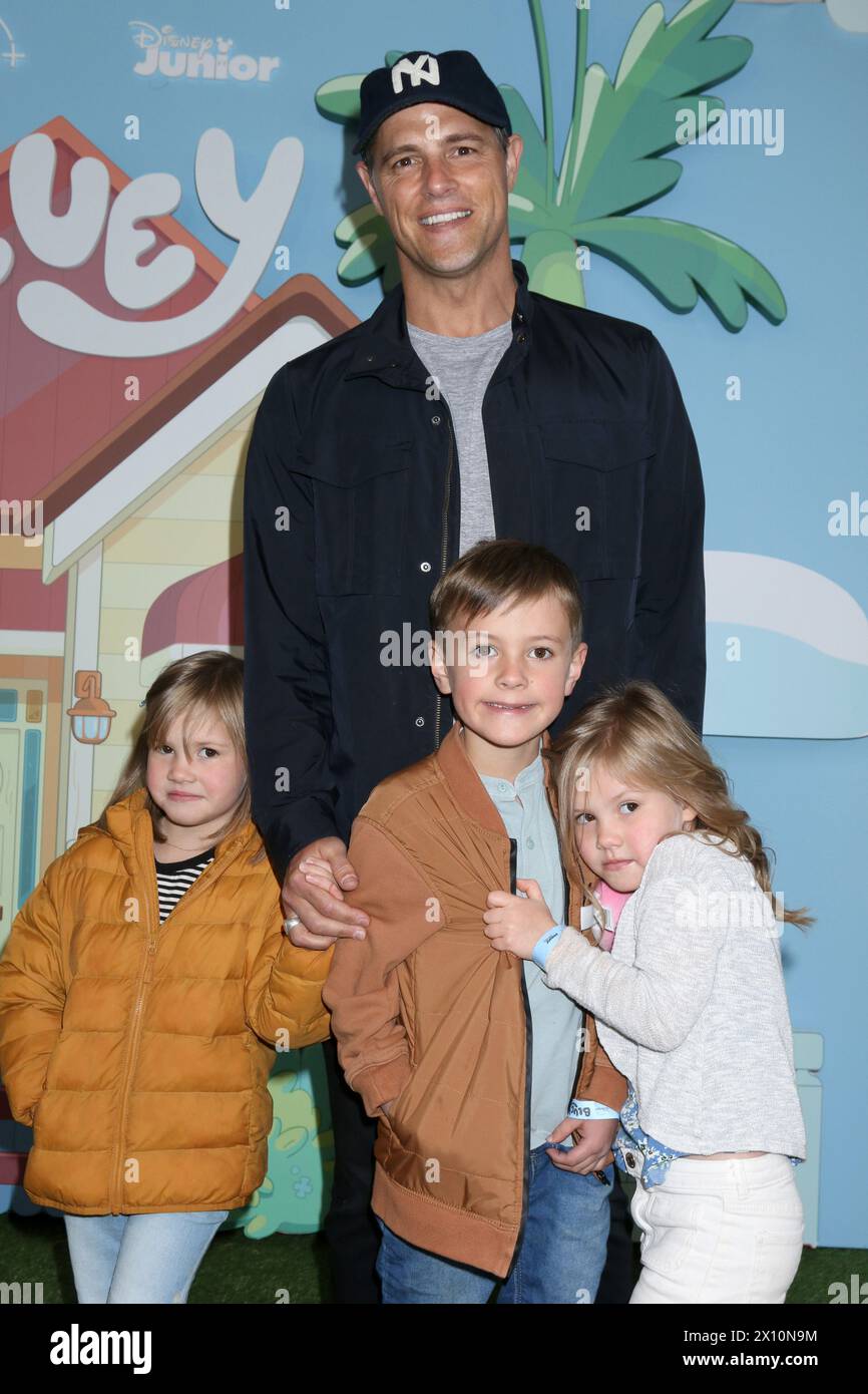 April 13, 2024, Burbank, CA, USA: LOS ANGELES - 13. APR: Sam Page, Logan Page, Annabelle Page, Evie Page bei der Bluey „The Sign“-Filmpremiere in den Disney Studios am 13. April 2024 in Burbank, CA (Credit Image: © Kay Blake/ZUMA Press Wire) NUR REDAKTIONELLE VERWENDUNG! Nicht für kommerzielle ZWECKE! Stockfoto