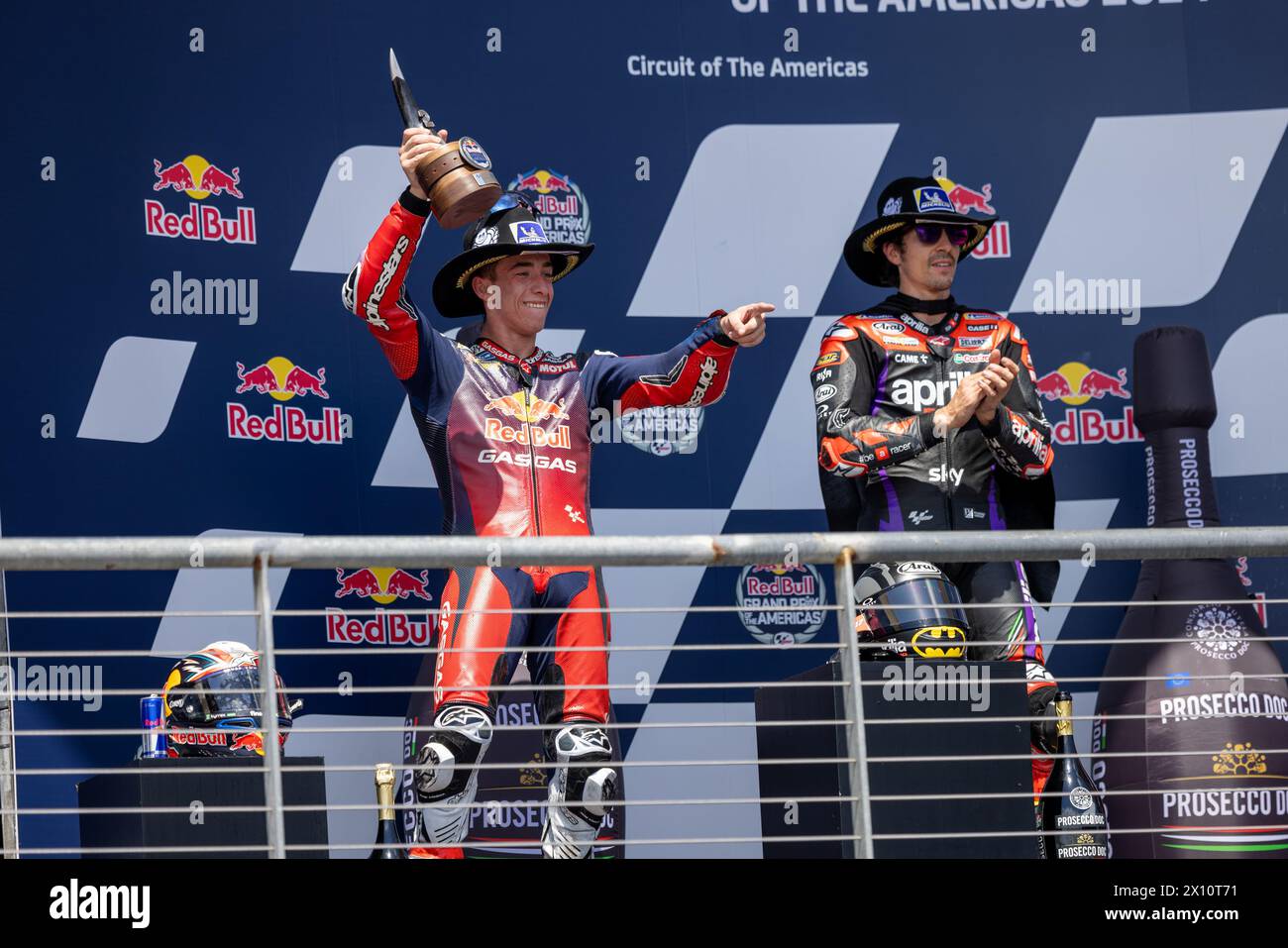 Austin, Usa . April 2024. Pedro Acosta (31) und Maverick Viñales (12) feiern am 14. April 2024 ihre Podiumsplätze beim Red Bull Grand Prix of the Americas in Austin, Texas. (Foto: Stephanie Tacy/SIPA USA) Credit: SIPA USA/Alamy Live News Stockfoto