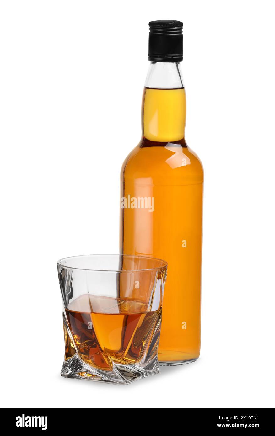 Glas und Flasche Whiskey isoliert auf weiß Stockfoto