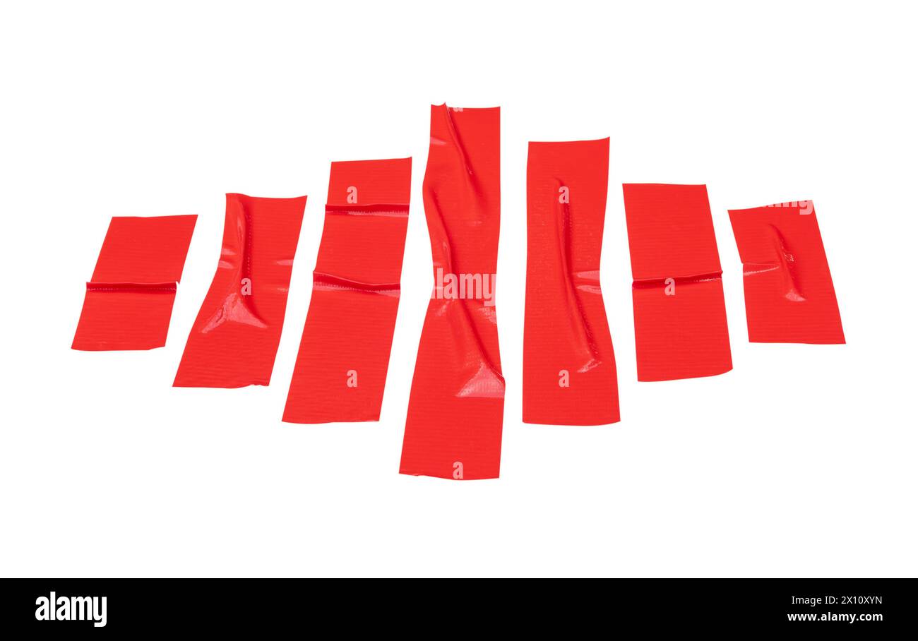 Draufsicht Set aus zerknittertem rotem Vinylband oder Stoffband in Streifen ist auf weißem Hintergrund mit Beschneidungspfad isoliert. Stockfoto