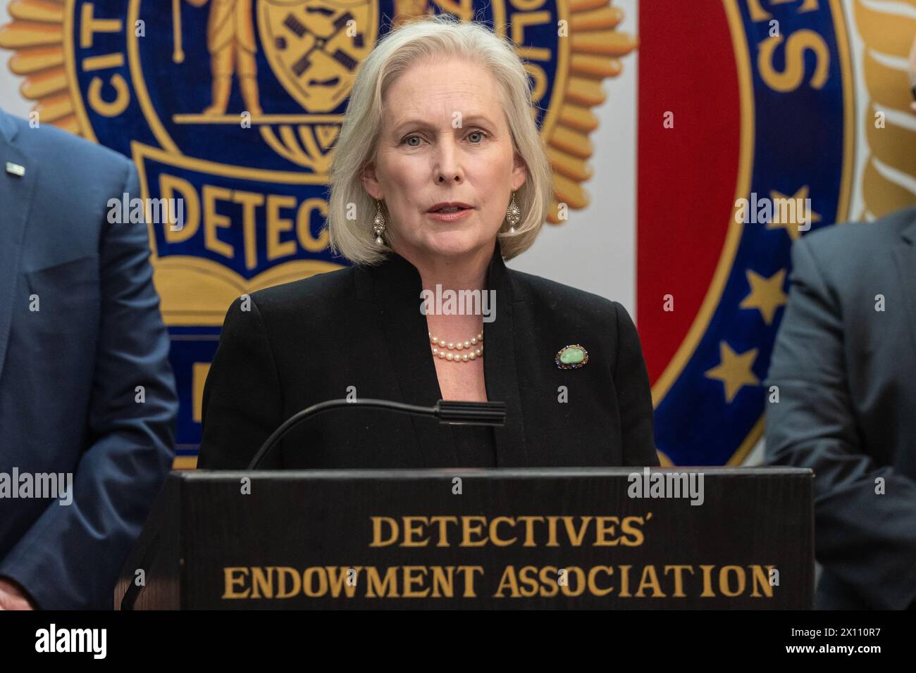 Senator Kirsten Gillibrand spricht während einer Pressekonferenz am 14. April 2024 im DEA-Hauptquartier in New York Stockfoto